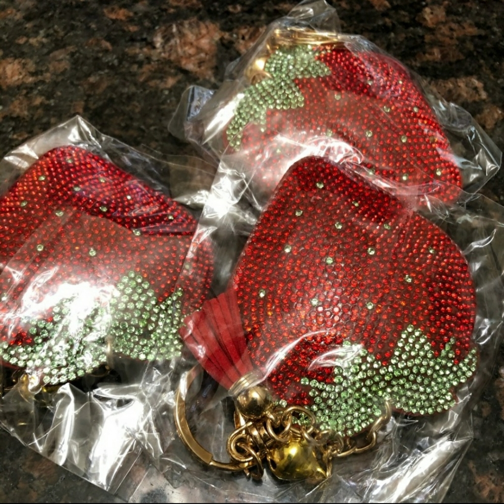 Strawberry Rhinestones Keychain - Picture 4 of 4